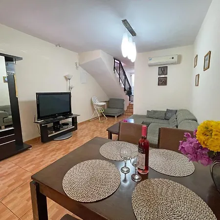 Town House, Garden, 2 Bedrooms, 2 Bathrooms *