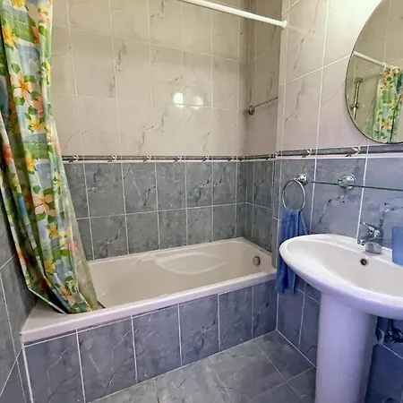 Town House, Garden, 2 Bedrooms, 2 Bathrooms *