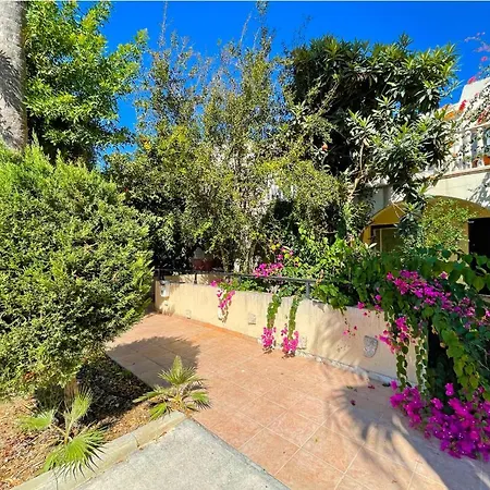 Town House, Garden, 2 Bedrooms, 2 Bathrooms Apartament