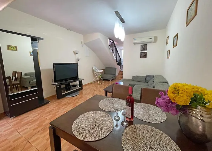 Town House, Garden, 2 Bedrooms, 2 Bathrooms *